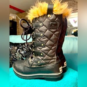 Size 6 women’s SOREL JOAN OF ARCTIC winter boots. New w/o tags..